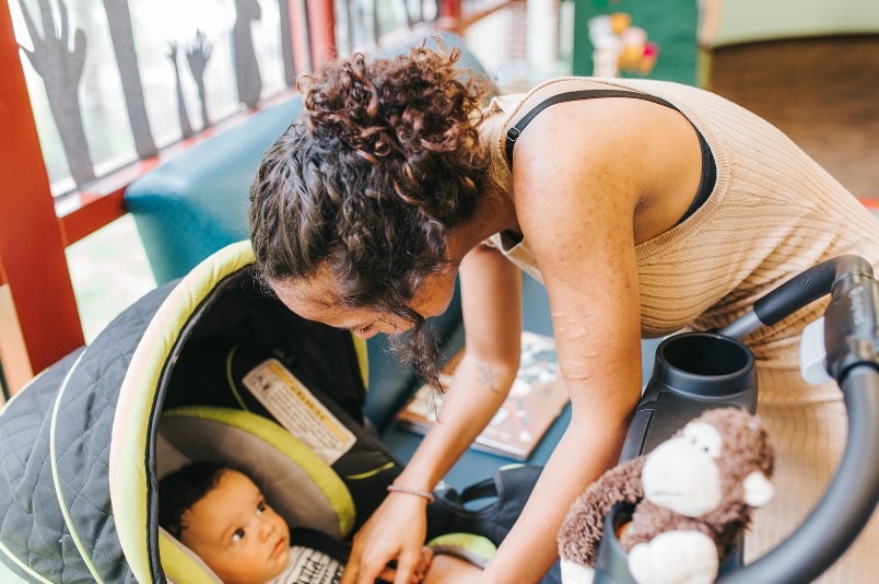 Kinderwagen mee in het vliegtuig? Check of het mag en hoe je de wagen inpakt! - NL